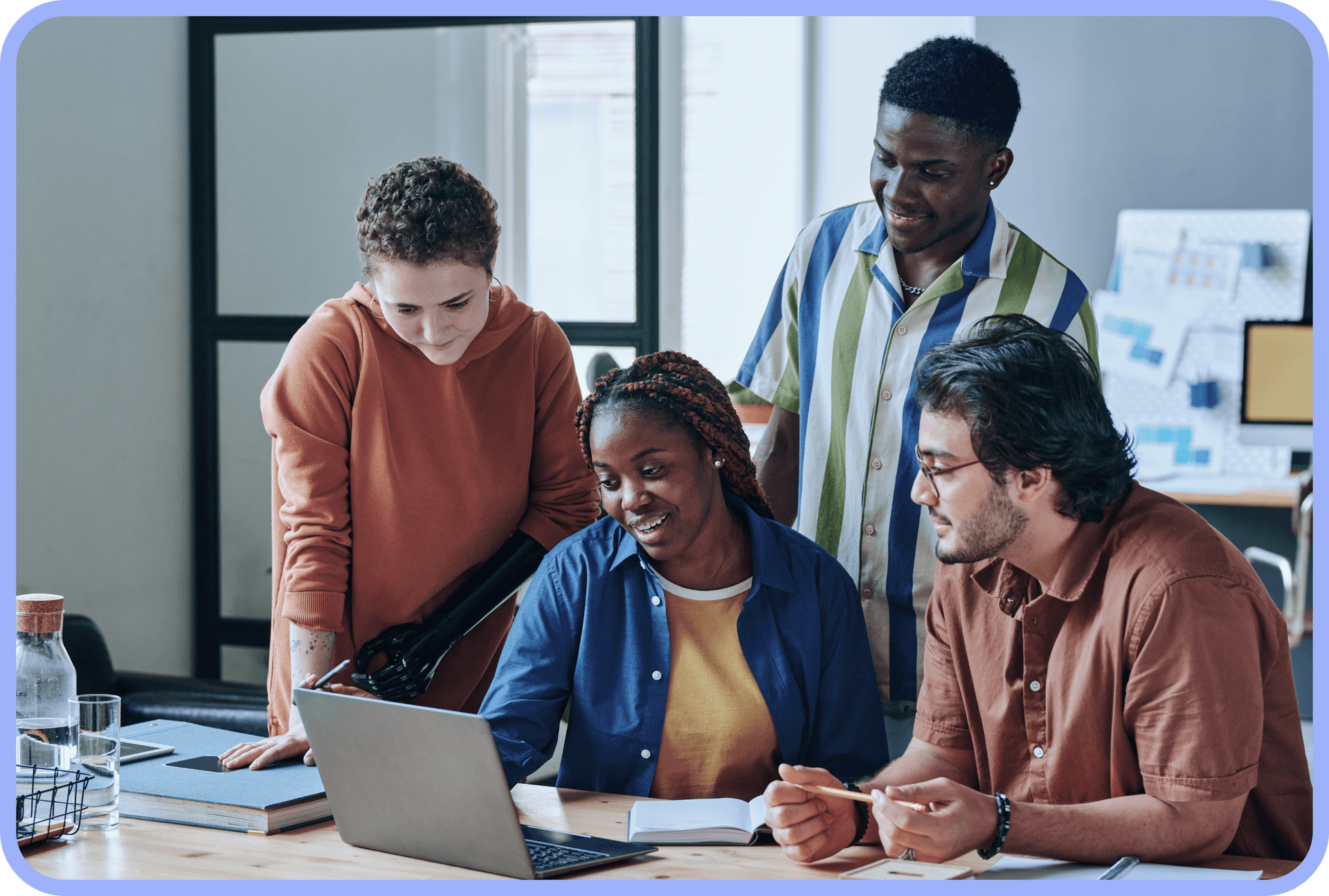 Grupo de empleados interactuando